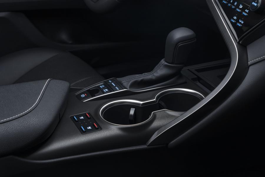 Детали интерьера Toyota Camry Hybrid XSE 2020 года  (NA) (фото 6 из 12)